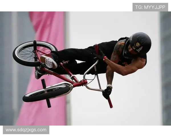 重庆极限运动队在世界街舞大赛中以55分高居积分榜首位